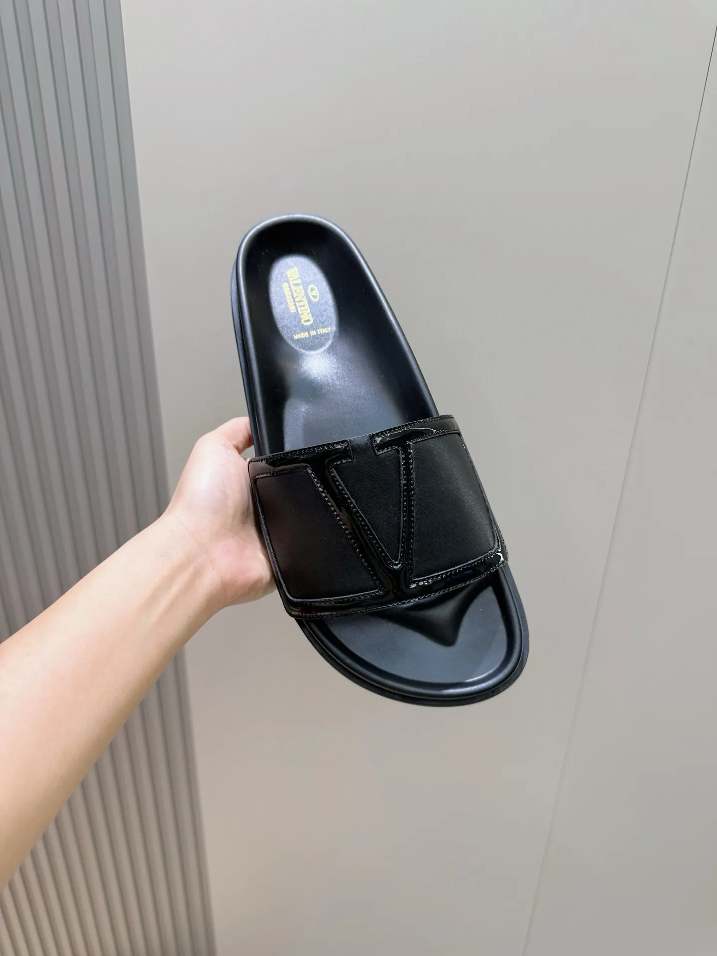 [VALENTINO] Top P: 540💰 Size: 39-44 (customized at 38.45) 🆕2025VLT — Valentino’s latest summer men’s slippers. The use of imported cowhide elements on slippers has been sublimated! It is worthy of recognition both visually and in terms of quality. Excellent quality, comfortable and durable! The embellishment of the perforated V hardware on the toe adds a sense of fashion! Cowhide feet